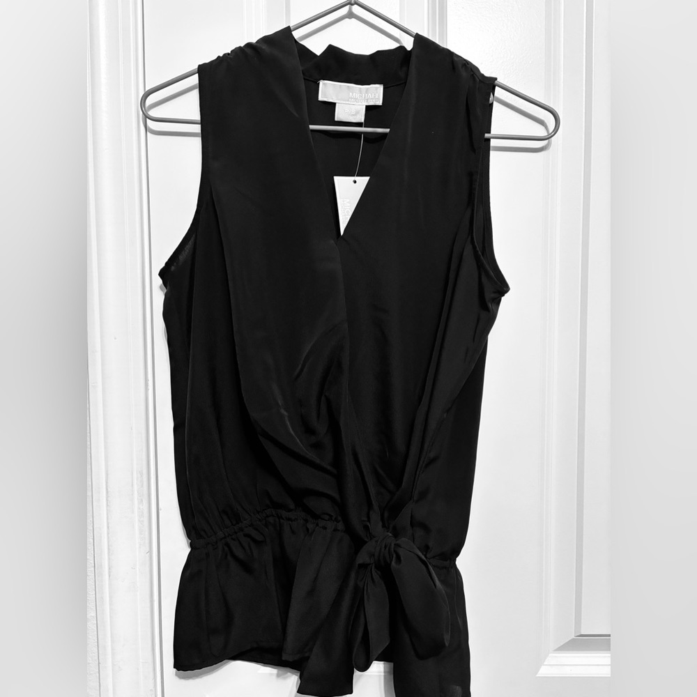 ✨NWT✨Black Michael Kors Short Sleeve Top with a cute bow detail. Chic find!🖤